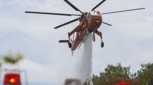 Δυσμενείς οι πυρομετεωρολογικές συνθήκες σήμερα και την Τετάρτη - Ο άνεμος μεταφέρει καύτρες έως 700 μέτρα