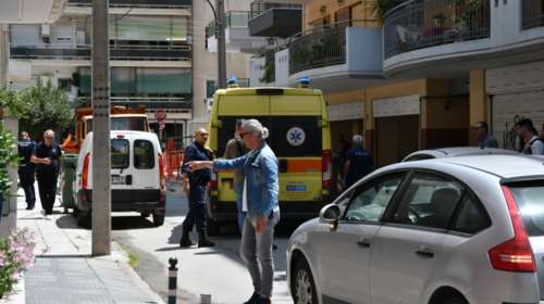 Λάρισα: Ηλικιωμένος έπεσε στο κενό από μπαλκόνι τετάρτου ορόφου [εικόνες]