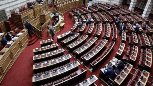 &quot;Πέρασε&quot; από τη Βουλή το νομοσχέδιο για τις συναθροίσεις - Απουσίαζαν Παπανδρέου και Καστανίδης