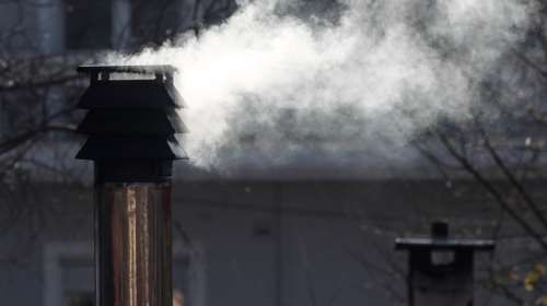 Το Αστεροσκοπείο προειδοποιεί τους Αθηναίους: Πολύ περισσότερα τα σωματίδια στην ατμόσφαιρα αν καίτε μαζικά ξύλα σε τζάκια