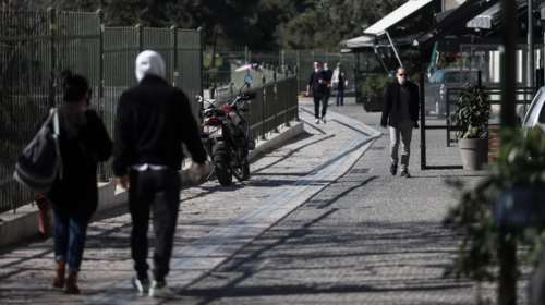 Εξαδάκτυλος: Να μην ελπίζουμε σε εύκολο χειμώνα όσο δεν εμβολιαζόμαστε - &quot;Καμπανάκι&quot; για τους άνω των 50 ετών