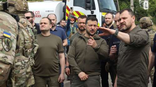 Ζελένσκι: Επισκέφτηκε ουκρανικά στρατεύματα στο νοτιοανατολικό μέτωπο και απένειμε μετάλλια