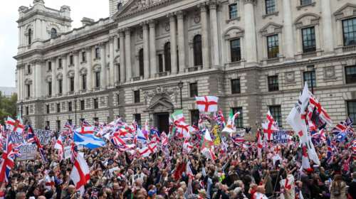 Λονδίνο: Χιλιάδες διαδηλωτές στον δρόμο - Ζητούν σκληρότερη στάση στο μεταναστευτικό και να απελευθερωθεί ο Τόμι Ρόμπινσον