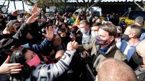 Κορονοϊός - Νέο σόου Μπολσονάρου: Κατεβάζει τη μάσκα, δίνει το χέρι του και αγκαλιάζει παιδιά [εικόνες]