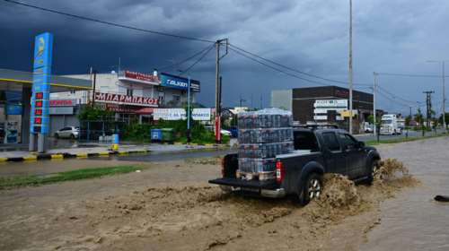 Κακοκαιρία Daniel: Νερό με το δελτίο στον Βόλο - Φτάνει οχηματαγωγό με δωρεάν εμφιαλωμένα
