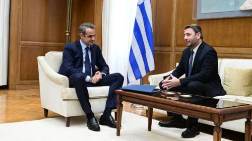 Οργή ΠΑΣΟΚ για τα περί μυστικής συνάντησης Μητσοτάκη - Ανδρουλάκη: &quot;Τα Όσκαρ να συμπεριλάβουν την εφημερίδα του Βαξεβάνη&quot;