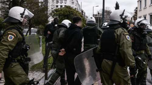 ΕΛΑΣ: 3 συλλήψεις, 14 προσαγωγές, 5 τραυματίες αστυνομικοί μετά τα επεισόδια στο κέντρο της Αθήνας - 30.000 οι διαδηλωτές