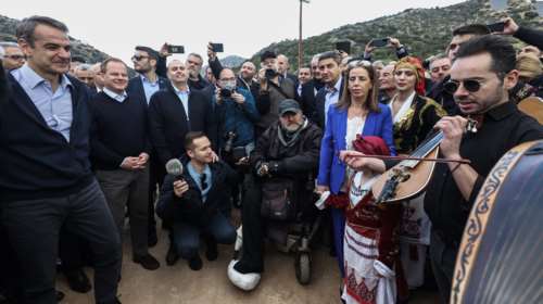 Με λύρα και μαντινάδες υποδέχτηκαν τον Μητσοτάκη στο εργοτάξιο του ΒΟΑΚ [εικόνες-βίντεο]