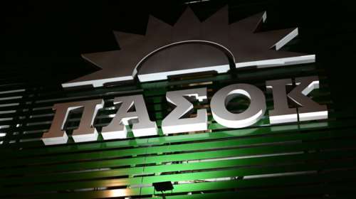 &quot;Έδωσε ξανά συγχωροχάρτι στον Καραμανλή&quot;: Πυρά ΠΑΣΟΚ μετά τη συνέντευξη Μητσοτάκη για τα Τέμπη