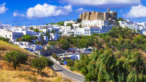 Υμνοι από τη Le Figaro για το ελληνικό νησί που αλλάζει ριζικά - &quot;Η μυστηριακή ατμόσφαιρα και η κομψότητα συναντώνται στο Αιγαίο&quot;