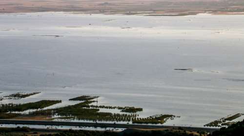 Υποχωρούν τα νερά στη λίμνη Κάρλα, χωρίς πόσιμο νερό για 13η ημέρα ο Βόλος - Καθαρίζονται οι ακτές από το "Τyphoon"