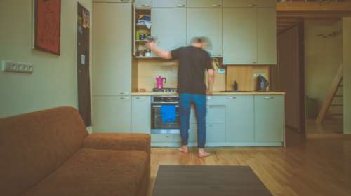 Eurostat: Στα 31 εγκαταλείπουν οι Έλληνες το σπίτι των γονιών τους - Πολύ πιο αργά από τους άλλους Ευρωπαίους