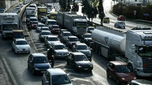 Κυκλοφοριακό έμφραγμα στον Κηφισό - Άνοιξε η πόρτα φορτηγού και έπεσαν... κρέατα στο δρόμο