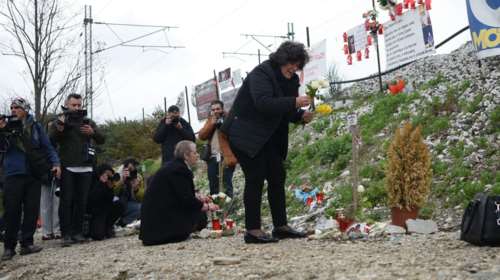 Το πόρισμα της ΝΔ για την τραγωδία στα Τέμπη: Ολα οφείλονται σε 7 ανθρώπινα λάθη, δεν υπάρχει συγκάλυψη με το μπάζωμα