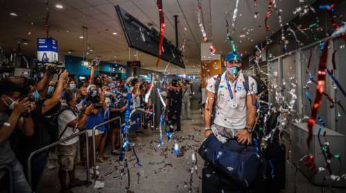 Εθνική πόλο: Αποθεώθηκαν οι ασημένιοι Ολυμπιονίκες - Φαντασμαγορική υποδοχή στο αεροδρόμιο [εικόνες]