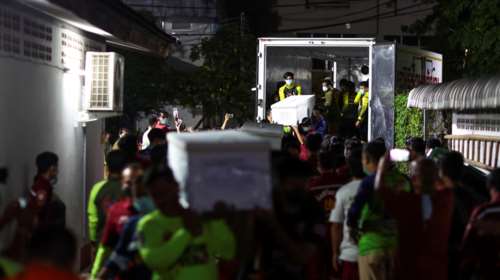 Σοκ και θρήνος στην Ταϊλάνδη μετά το μακελειό: Όλη νύχτα έφταναν τα φέρετρα παιδιών στο νεκροτομείο [εικόνες]
