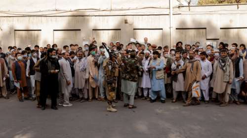 Εικόνες φρίκης στο Αφγανιστάν: Οι Ταλιμπάν κρεμούν πτώματα από γερανούς και εκτελούν δι&#39; απαγχονισμού σε δημόσια θέα