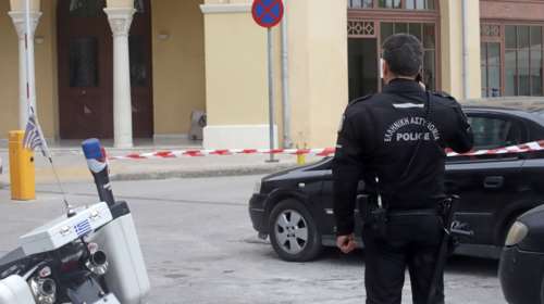 Θεσσαλονίκη: Επίθεση με μπογιές και τρικάκια στην είσοδο των Δικαστηρίων