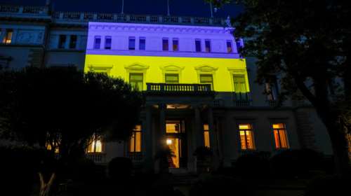 Προεδρικό Μέγαρο: Φωταγωγήθηκε στα χρώματα της Ουκρανίας - Για την Ημέρα της Ευρώπης [εικόνες]