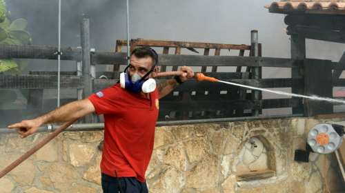 Φωτιά στη Σαρωνίδα: Τρεις εθελοντές πυροσβέστες τραυματίστηκαν ελαφρά