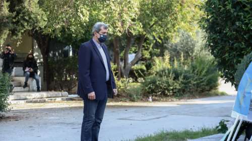 Νέο &quot;αντάρτικο&quot; Πολάκη: Πήγε μόνος του στο Πολυτεχνείο, ενώ ο ΣΥΡΙΖΑ ήταν στο Πάρκο Ελευθερίας [εικόνες]