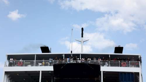 Περίεργη καταγγελία ότι άφησαν μητέρα με δυο παιδιά έξω από το καράβι γιατί δεν είχε πιστοποιητικά ότι... ήταν δικά της