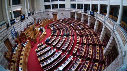 Εντονες αντιδράσεις της αντιπολίτευσης για την αναβολή της συνεδρίασης στη Βουλή για τα ΕΛΤΑ