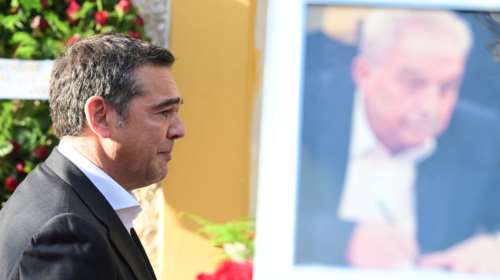 Κηδεία Φλαμπουράρη: Εκλαψε ο Τσίπρας στο κλείσιμο του επικήδειου λόγου - &quot;Καλό ταξίδι, παππού Αλέκο&quot;