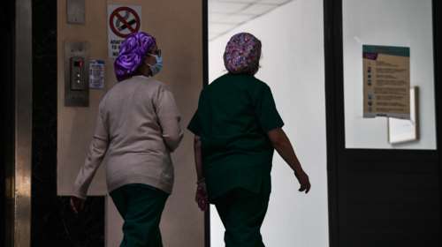 Κορονοϊός: Αυξάνονται κρούσματα και εισαγωγές - 57 διασωληνωμένοι και 38 θάνατοι