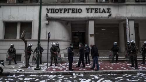 Απίστευτο: Αναρχικοί μπούκαραν στο υπουργείο... Υγείας - Πανό και τρικάκια υπέρ του Κουφοντίνα - 60 προσαγωγές [εικόνες]