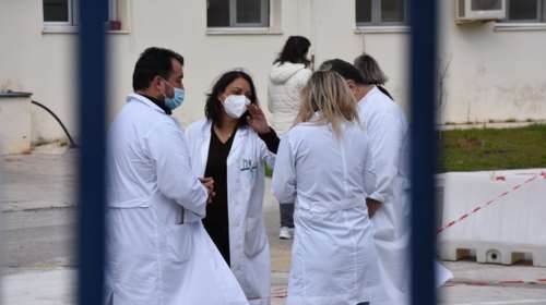 Ανεμβολίαστοι υγειονομικοί: Η εισήγηση για μάσκα και δύο τεστ την εβδομάδα για την επιστροφή στα νοσοκομεία