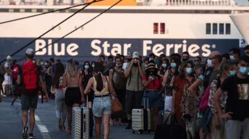 Οπου φύγει φύγει οι αδειούχοι: Τεράστιες ουρές στο λιμάνι του Πειραιά [εικόνες]