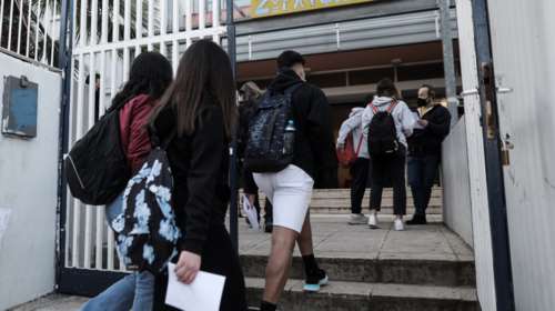 Σχολεία - Κεραμέως: Αλλάζουν τα πρωτόκολλα για τη νέα χρονιά -  Δεν θα κλείνουν τμήματα με το πρώτο κρούσμα