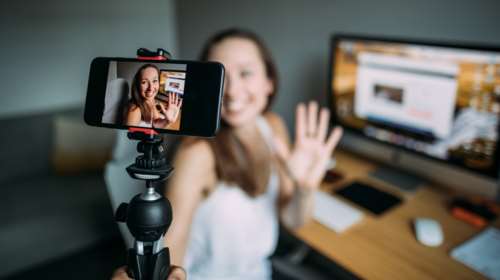 Πώς η &quot;τσιμπίδα&quot; της εφορίας θα πιάσει influencers σε Instagram, Facebook και Tik Tok