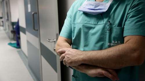 Καταγγελία σοκ: Αρνητές γιατροί έπεισαν 50χρονο να μην εμβολιαστεί και πέθανε από κορονοϊό [Βίντεο]