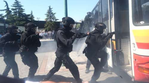 ΔΕΘ: H εντυπωσιακή επίδειξη των "σκληρών" της ΕΛΑΣ - Λεωφορειοπειρατεία και κρότου λάμψης [βίντεο]