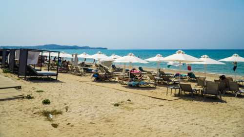 Τι αλλάζει από φέτος στις παραλίες - &quot;Πλαφόν&quot; σε ομπρέλες και ξαπλώστρες - Καταγγελίες μέσω app