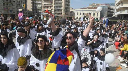Πατρινό Καρναβάλι: Ρεκόρ με πάνω από 60.000 καρναβαλιστές – Στους δρόμους τα άρματα