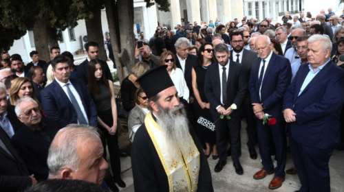 Μνημόσυνο για τα δύο χρόνια από τον θάνατο της Φώφης Γεννηματά - Άφησαν λουλούδια στη μνήμη της συγγενείς και στελέχη του ΠΑΣΟΚ