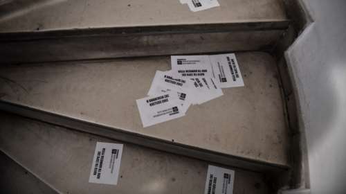 "Ντου" του Ρουβίκωνα στο πολιτικό γραφείο του υπουργού, Κώστα Καραμανλή [βίντεο]