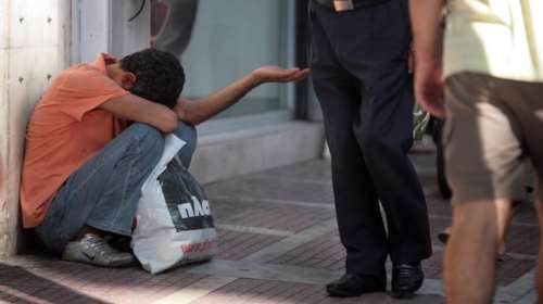 Θεσσαλονίκη: Ελεύθεροι οι γονείς που έβαζαν τα παιδιά τους να ζητιανεύουν