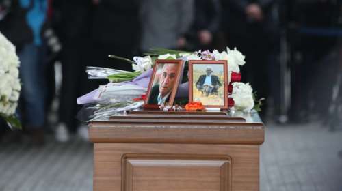 Γιάννη Μπουτάρης: Στο κλείσιμο της κηδείας ακούστηκε η φωνή του για τελευταία φορά - Το αντίο του αδερφού και του γιου του