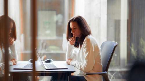 Τι θα προβλέπει το νέο εργασιακό νομοσχέδιο: Διευθέτηση χρόνου εργασίας σε εβδομαδιαία βάση, προσλήψεις fast track μέσω κινητού