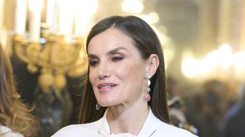 Τέλος τα εφαρμοστά: Η βασίλισσα Λετίσια έκανε την πιο ασυνήθιστη εμφάνιση σε ρομαντικό στιλ