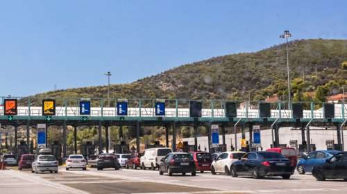 Με δυσκολία η επιστροφή των πρώτων εκδρομέων του Αυγούστου - Δείτε live την κίνηση