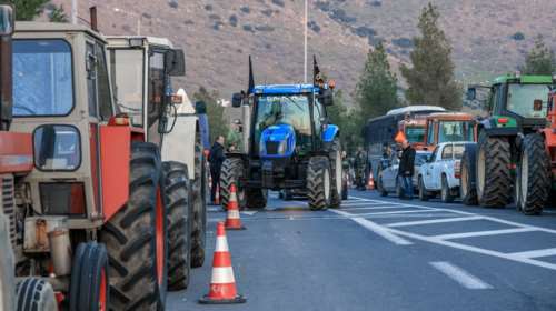 Στους δρόμους οι αγρότες - Απέκλεισαν για μια ώρα την Εθνική Οδό Κοζάνης- Φλώρινας