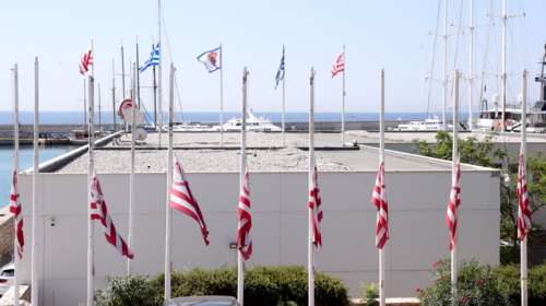 Καστέλλα: Τροχαίο στο ύψος των γραφείων του Ολυμπιακού - Αυτοκίνητο έπεσε στα βράχια