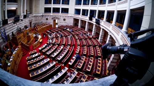 Ανέβηκαν ξανά οι τόνοι στη Βουλή για το &quot;Πισπιρίγκου&quot; του Βερναρδάκη στην Κεραμέως