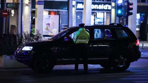 Σαρωτικοί έλεγχοι της αστυνομίας στο κέντρο της Αθήνας μετά την απαγόρευση της κυκλοφορίας [εικόνες]