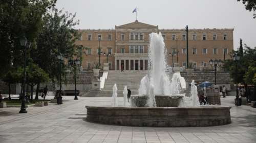 Το ΥΠΠΟ απαντά στην ΕφΣυν για το &quot;καταβρόμικο&quot; σιντριβάνι στο Σύνταγμα - Αλαλούμ με το ποιος έχει την ευθύνη καθαρισμού του